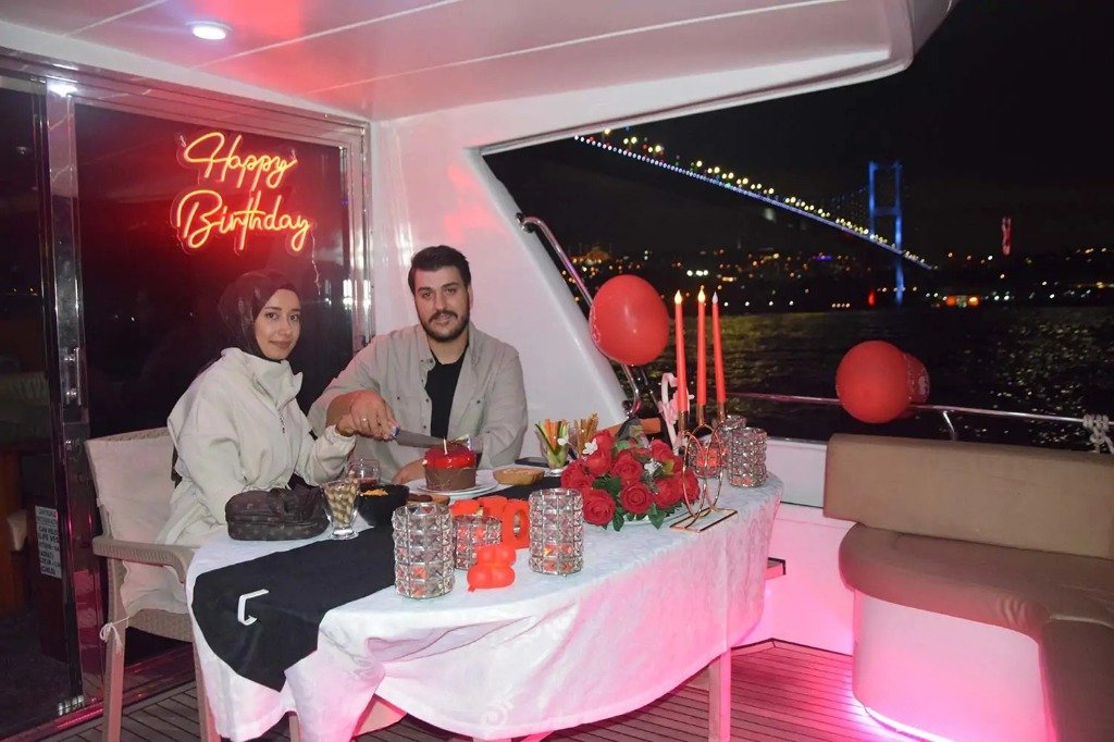 Teknede & Yatta Doğum Günü Sevgiliye Özel Paket Sevgiliye Özel Yatta Romantik Doğum Günü Kutlaması